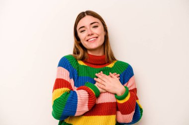 Beyaz arka planda izole edilmiş beyaz tenli genç bir kadın, dostane bir ifadeye sahip, avuçlarını göğsüne bastırıyor. Aşk konsepti.