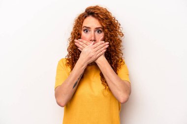 Beyaz arka planda izole edilmiş genç, beyaz tenli kadın elleriyle ağzını kapatırken şok oldu..