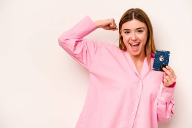 Beyaz arka planda izole genç, gayri resmi beyaz kadın zaferden sonra yumruğunu kaldırıyor, kazanan konsept..