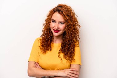 Beyaz arka planda izole edilmiş, gülen ve eğlenen kızıl saçlı genç bir kadın..