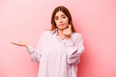 Pembe arka planda izole edilmiş beyaz bir kadın parasız olduğunu gösteriyor..