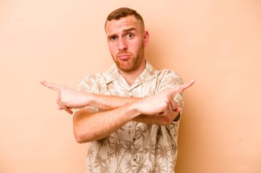 Beyazların arka plan noktalarında izole edilmiş genç beyaz adam iki seçenek arasında seçim yapmaya çalışıyor..