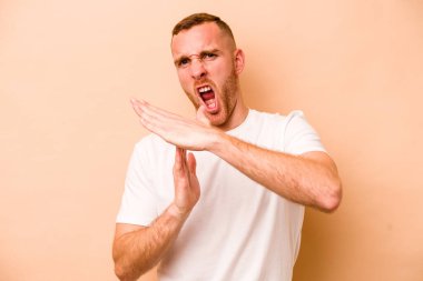 Beyazlı genç bir adam bej arka planda izole edilmiş..