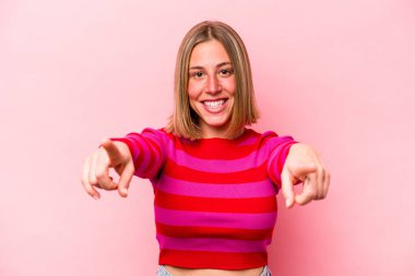 Pembe arka planda soyutlanmış beyaz bir kadın. Önü işaret eden neşeli gülümsemeler..