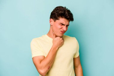 Mavi arka planda izole edilmiş genç beyaz adam virüs ya da enfeksiyon yüzünden boğazında ağrı hissediyor..