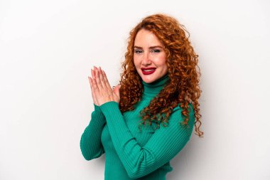 Beyaz arka planda izole edilmiş genç beyaz kadın enerjik ve rahat hissediyor, ellerini ovuşturuyor, kendinden emin..