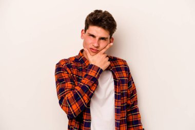 Beyaz arka planda izole edilmiş genç beyaz bir adam bir strateji planlıyor, bir iş yolu düşünüyor..