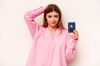 Beyaz arka planda izole edilmiş genç, gayri resmi beyaz kadın şoka uğruyor, önemli bir toplantı hatırladı..