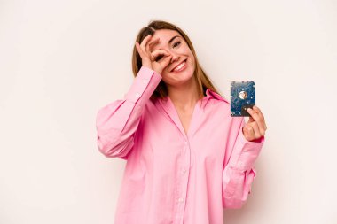 Beyaz arka planda izole edilmiş genç, gayri resmi beyaz kadın..