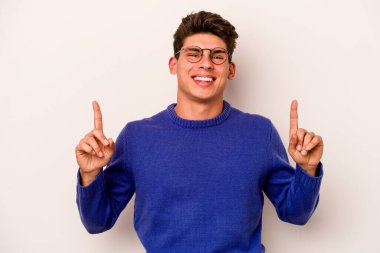 Beyaz arka planda izole genç beyaz adam işaret iki ön parmakları boş bir boşluk gösteren.