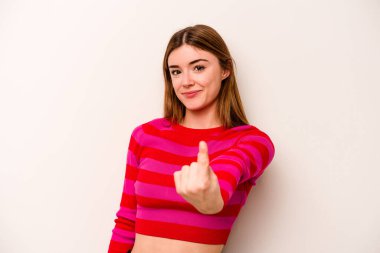 Beyaz arka planda izole edilmiş genç beyaz kadın sanki seni davet ediyormuş gibi seni işaret ediyor..