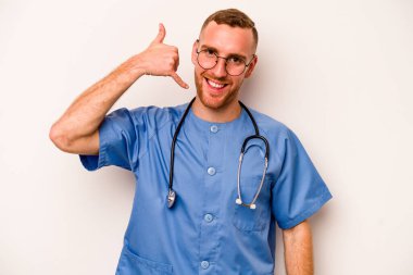 Beyaz arka planda izole genç beyaz hemşire parmakları ile bir cep telefonu çağrı jesti gösteriyor.