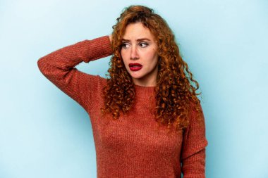 Mavi arka planda izole edilmiş genç, beyaz kadın şok geçiriyordu. Önemli bir toplantıyı hatırladı..