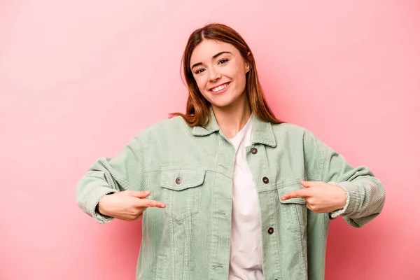 Mulher Branca Jovem Isolado Fundo Rosa Aponta Para Baixo Com — Fotografia de Stock