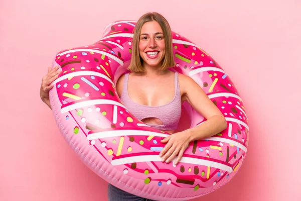 ピンクの背景に隔離された空気マットレスを持っている若い白人女性幸せ 笑顔と陽気な — ストック写真