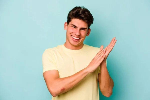 Joven Hombre Caucásico Aislado Sobre Fondo Azul Sintiéndose Enérgico Cómodo —  Fotos de Stock