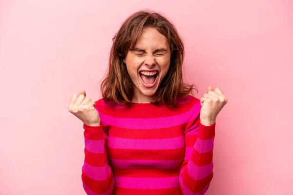 Mulher Caucasiana Jovem Isolado Fundo Rosa Torcendo Despreocupado Animado Conceito — Fotografia de Stock