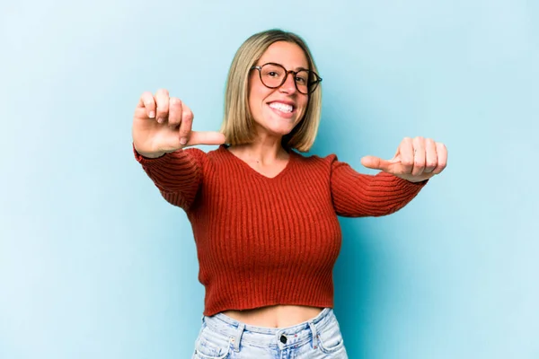 Mulher Caucasiana Jovem Isolado Fundo Azul Levantando Dois Polegares Para — Fotografia de Stock