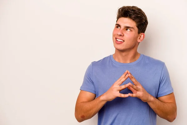 Jovem Caucasiano Isolado Sobre Fundo Branco Fazendo Plano Mente Estabelecendo — Fotografia de Stock