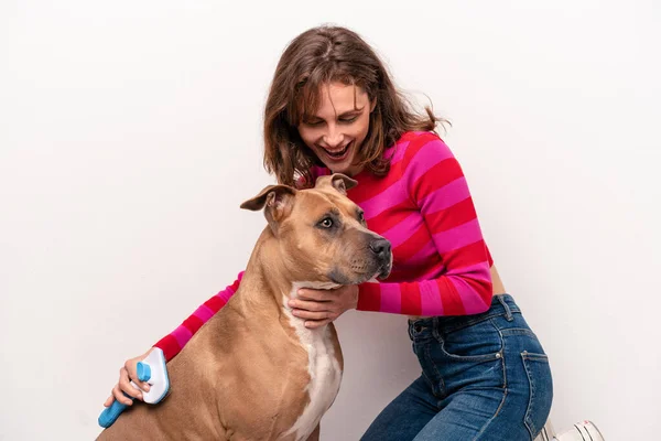 Beyaz Arka Planda Köpeğini Tarayan Beyaz Bir Kadın — Stok fotoğraf