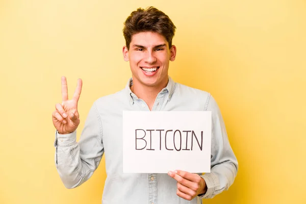 Jeune Homme Caucasien Tenant Bitcoin Plaque Isolée Sur Fond Jaune — Photo