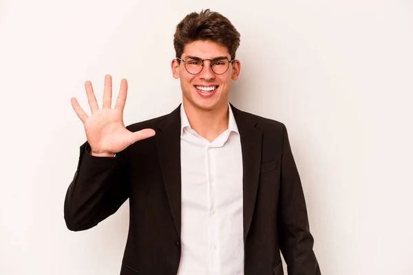Jovem Homem Negócios Caucasiano Isolado Fundo Branco Sorrindo Alegre Mostrando — Fotografia de Stock