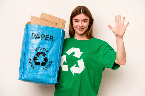 Młoda Kobieta Trzymająca Worek Papierem Recyklingu Odizolowany Białym Tle Uśmiechnięta — Zdjęcie stockowe