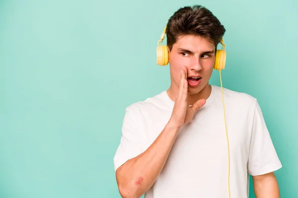 Jonge Blanke Man Die Luistert Naar Muziek Geïsoleerd Blauwe Achtergrond — Stockfoto