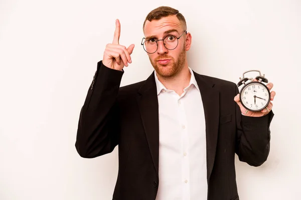 Jong Bedrijf Blanke Man Met Wekker Geïsoleerd Witte Achtergrond Tonen — Stockfoto