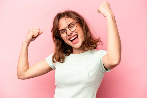 Jonge Blanke Vrouw Geïsoleerd Roze Achtergrond Juichen Zorgeloos Opgewonden Overwinningsconcept — Stockfoto