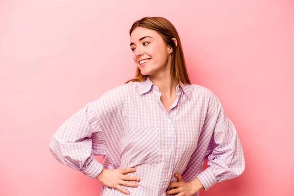 Jonge Kaukasische Vrouw Geïsoleerd Roze Achtergrond Vertrouwen Houden Handen Heupen — Stockfoto