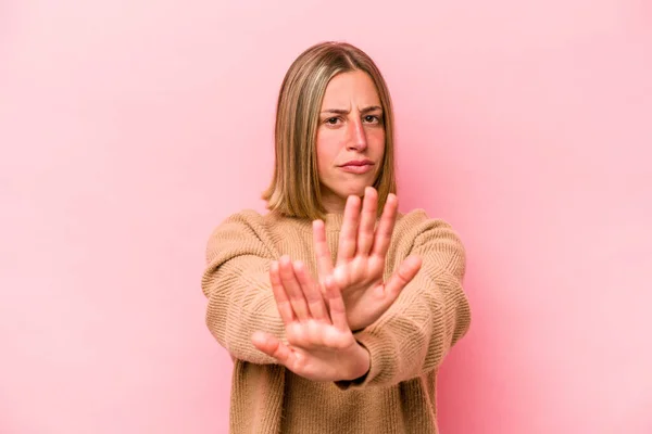 Νεαρή Καυκάσια Γυναίκα Απομονωμένη Ροζ Φόντο Στέκεται Απλωμένο Χέρι Δείχνει — Φωτογραφία Αρχείου