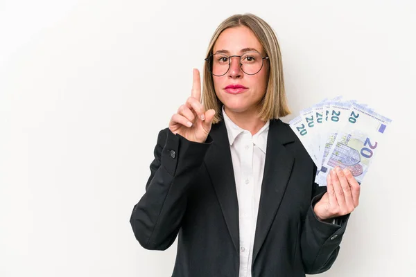 白地に銀行券を持つ若い実業家の女性は指でナンバーワンを示す — ストック写真