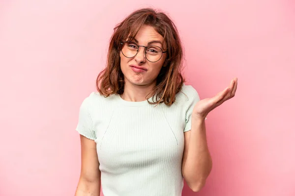 Young Caucasian Woman Isolated Pink Background Doubting Shrugging Shoulders Questioning — Stock Photo, Image