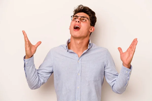 Joven Hombre Caucásico Aislado Sobre Fondo Blanco Gritando Cielo Mirando — Foto de Stock