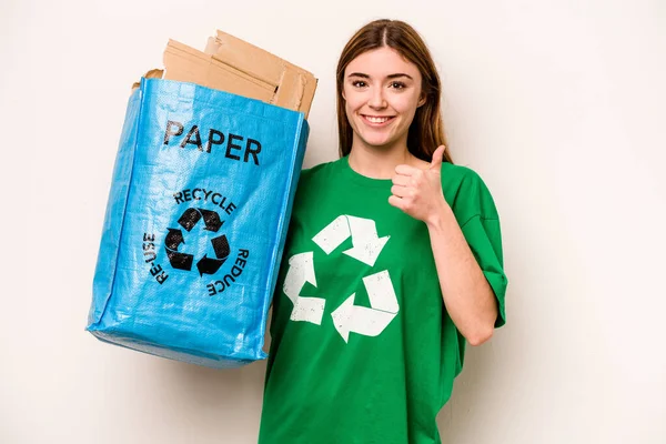 Młoda Kobieta Trzyma Worek Papierem Recyklingu Odizolowany Białym Tle Uśmiechając — Zdjęcie stockowe