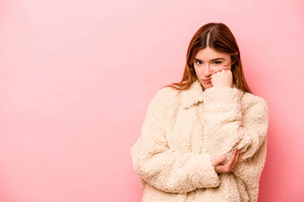 Jonge Blanke Vrouw Geïsoleerd Roze Achtergrond Die Verdrietig Duur Voelt — Stockfoto