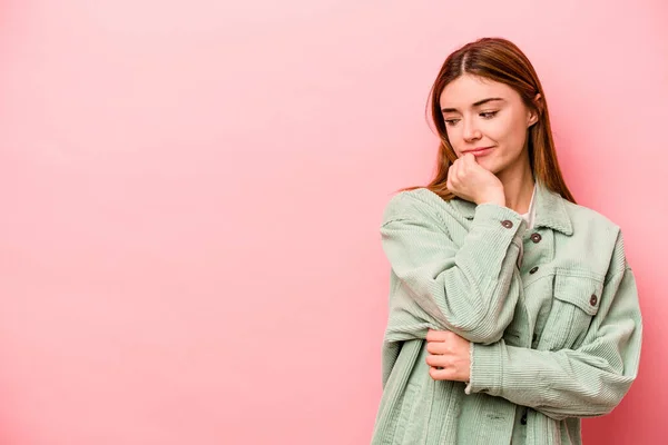 Mulher Caucasiana Jovem Isolado Fundo Rosa Olhando Para Lados Com — Fotografia de Stock