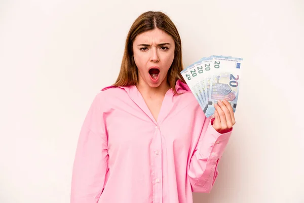 Mujer Joven Sosteniendo Billetes Aislados Sobre Fondo Blanco Gritando Muy — Foto de Stock