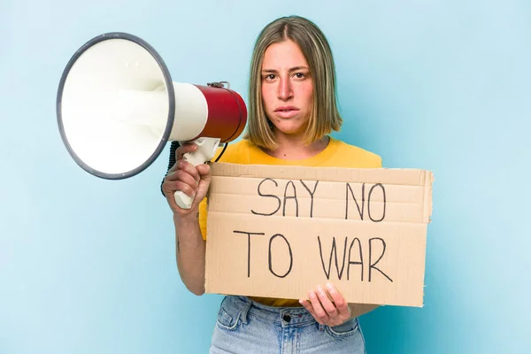 Młoda Biała Kobieta Twierdzi Nie Tabliczki Wojennej Niebieskim Tle — Zdjęcie stockowe