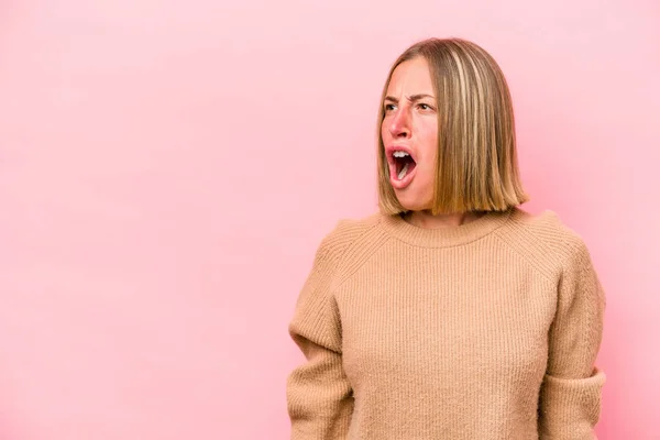 Mulher Caucasiana Jovem Isolado Fundo Rosa Gritando Muito Irritado Conceito — Fotografia de Stock