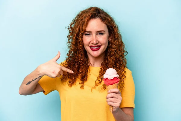 Mujer Jengibre Joven Sosteniendo Helado Aislado Sobre Fondo Azul Persona —  Fotos de Stock