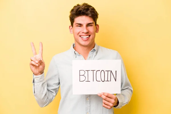 Jeune Homme Caucasien Tenant Bitcoin Placard Isolé Sur Fond Jaune — Photo