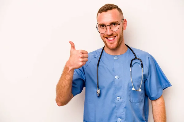 Junge Kaukasische Krankenschwester Mann Isoliert Auf Weißem Hintergrund Lächelnd Und — Stockfoto