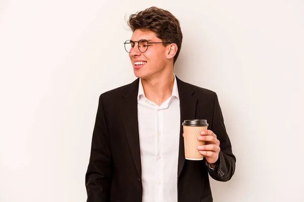 Jeune Homme Affaires Caucasien Tenant Café Emporter Isolé Sur Fond — Photo