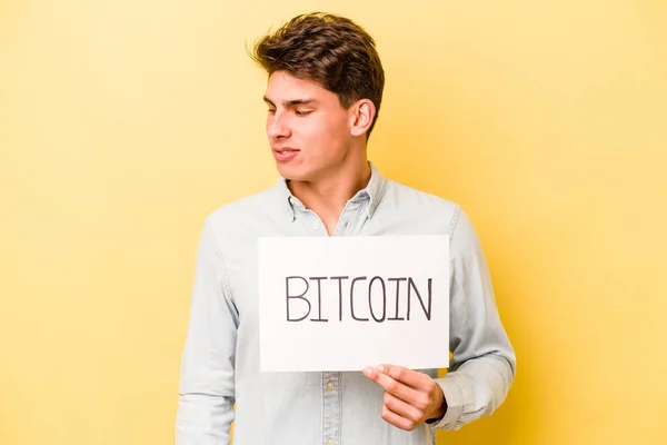 Jeune Homme Caucasien Tenant Bitcoin Placard Isolé Sur Fond Jaune — Photo
