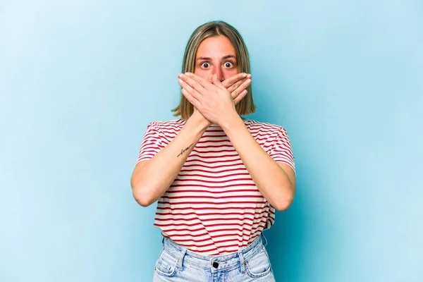 Mulher Branca Jovem Isolado Fundo Azul Chocado Cobrindo Boca Com — Fotografia de Stock