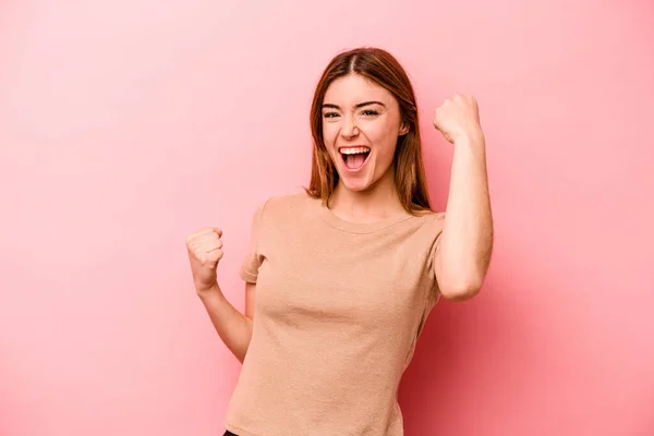 Jonge Blanke Vrouw Geïsoleerd Roze Achtergrond Juichen Zorgeloos Opgewonden Overwinningsconcept — Stockfoto