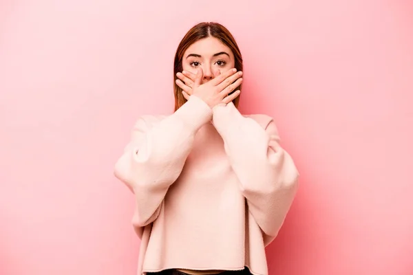 Mulher Branca Jovem Isolado Fundo Rosa Chocado Cobrindo Boca Com — Fotografia de Stock