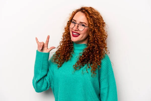 Jovem Mulher Branca Gengibre Isolado Fundo Branco Mostrando Gesto Chifres — Fotografia de Stock